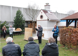 Abbé-Pierre-Zentrum Holzbackhofen - 2 Pfarrer Karl Mair, 1. Vorsitzender des Augsburger Caritasverbandes (Mitte), segnete das Holzbackofenhäuschen sowie alle Besucher und Gäste