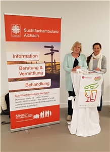 Aktionswoche Alkohol 2019 - Suchtfachambulanz Aichach - 2 Monika Heitzinger-Furchner (li.) und Kerstin Kastenhofer (re.) warben im Aichacher Krankenhaus für die Angebote der Caritas-Suchtfachambulanz in Aichach und Friedberg.
