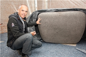 Altar St. Damian de Veuster - Neu-Ulm Architekt Christian Taufenbach weist auf die vielen Einschlüsse des Altarsteines aus Basalt hin. Diese Gesteinsart erinnert in mehrfacher Hinsicht an den Lebensweg von Damian de Veuster.