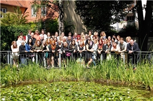 Altenpflegeschule2 Abschlussfoto mit allen Absolventinnen und Absolventen.