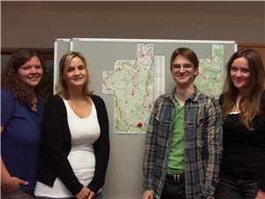 Asylsozialberater Kaufbeuren Das Team der Asylsozialberatung der Caritas vor der Landkreiskarte Ostallgäu.