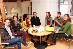 Besuch des Diözesan-Caritasdirektors Dr. Andreas Magg in Mindelheim_Sept2015 Lange und intensiv tauschte sich Augsburgs Diözesan-Caritasdirektor Domkapitular Dr. Andreas Magg (4.v.re.) mit den Asylsozial- und MigrationsberaterInnen der Caritas in Mindelheim aus.