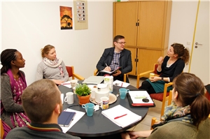 Das Team der Asylsozialberater der Caritas in Mindelheim im Gespräch mit Ralf Eger-2 Ralf Eger, Ständiger Diakon der katholischen Kirche und Flüchtlingsbeauftragter der Diözese Augsburg (Mitte) im Gespräch mit dem Team der Asylsozialberater der Caritas in Mindelheim.