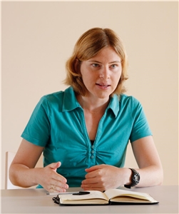 Dr. Anne-Sophie Beckedorf Dr. Anne-Sophie Beckedorf, Erste Sekretärin für Politikangelegenheiten mit Syrien an der Deutschen Botschaft in Beirut/Libanon (2016).