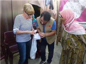 Dr. Petra Stübler - 3 Ein Helfer der Caritas Libanon übersetzt für die  Ärztin Dr. med. Petra Stüberl die Beipackzettel der Medikamente.