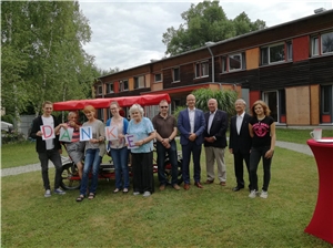 E-Rikscha Sie freuen sich riesig über die E-Rikscha.
