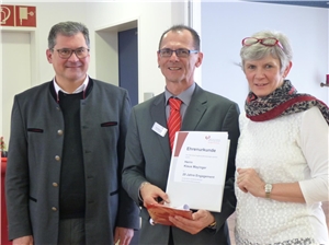 Ehrenurkunde für Einrichtungsleiter Klaus Mayinger Ehrenurkunde für Einrichtungsleiter Klaus Mayinger von Caritasdirektor Dr. Andreas Magg und CAB-Geschäftsführerin Brigitta Hofmann.