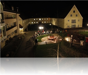 Eine Million Sterne_Dinkelscherben_18-1-2015 Im Innenhof hatten die Mitarbeiterinnen und Mitarbeiter der Hospitalstiftung-Dinkelscherben rund um die Sitzbank-Rondell mit über100 Kerzen einen Stern gebildet.