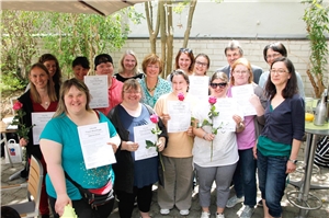 Frauen-Beauftragte in WfbM Nicht ohne Stolz zeigen diese acht Frauen-Beauftragte in Werkstätten für Menschen mit Behinderungen ihre Urkunden in der Hand.