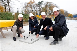 Grundsteinlegung Landsberg Die Grundsteinplatte ist gelegt. Mit den symbolischen Hammerschlägen wurde damit der Grundstein offiziell gesetzt.