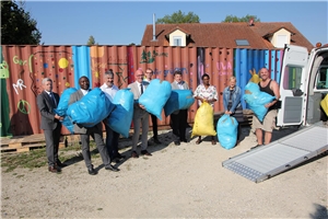 Klinikwäsche für Nigeria Für sie war es eine gute Sache, eine „tolle Geste“ und eine „großartige Hilfe“ für Menschen in Nigeria, dass die Kliniken an der Paar ihre Klinikwäsche für katholische Krankenhäuser in Nigeria spendet