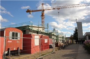 Richtfest Haus Noah - Augsburg-Göggingen2 Die vier Häuser des Caritasverbandes für die Stadt und den Landkreis Augsburg e. V. in der Friedrich-Ebert-Straße 10 ½ unmittelbar neben der Kirche der katholischen Kuratio St. Johannes Baptist.