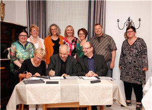 Unterzeichnung Kooperationsvertrag Die Unterzeichnung des Kooperationsvertrages war für alle Teilnehmerinnen und Teilnehmer ein Anlass zur Freude.