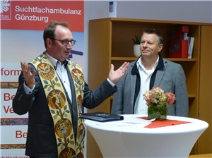 Einweihung der Caritas-Beratungsstelle in Krumbach - 3 Kirchliche Segnung der neuen Beratungsräume durch den katholischen Pfarrer Josef Baur (li.) und seinen evangelischen Kollegen, Pfarrer Eugen Ritter.