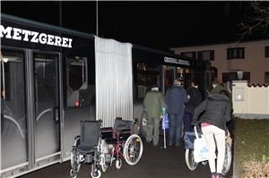 Evakuierung Antoniushaus nach Notburga Neusäß 25-12-2016 Abfahrt Als der Bus abends auf einmal vor dem Caritas-Seniorenzentrum Notburga in Neusäß-Westheim stand, gab es kein Halten mehr. Die Bewohnerinnen und Bewohner des Augsburger Caritas-Seniorenzentrums Antoniushaus wollten so schnell wie möglich wieder 'nach Hause.'