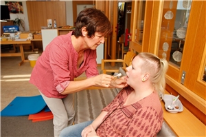 Inhouse-Schulung Palliative Care Behindertenhilfe - 2 Mundpflege sollte man einmal selbst erlebt haben, um sie bei einem anderen Menschen durchführen können.