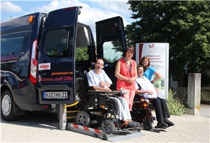 Neuer Kleinbus für Haus St. Vinzenz - 2 Dass nun ein neuer kleiner Bus mit Hebebühne für sie bereitsteht, ist das Ergebnis persönlichen Engagements.