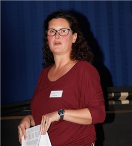 Sonja Jacobs beim Filmabend im Liliom Sonja Jacobs vom Kompetenzzentrum Autismus – Schwaben Nord in Augsburg sprach vor der Filmvorführung über ein paar Aspekte der Autismus-Spektrumsstörung.