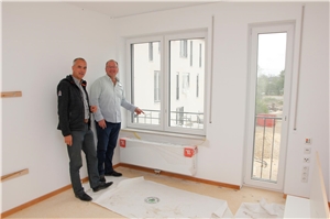 St. Damian de Veuster - Helle Bewohnerzimmer Architekt Christian Taufenbach (li.) und Einrichtungsleiter Walter Gebauer (re.)freuen sich schon jetzt für die Bewohnerinnen und Bewohner. Alle Zimmer in Damian de Veuster haben dank der mindestens zwei Fenster immer Tageslicht und einen guten Ausblick in die Umgebung.