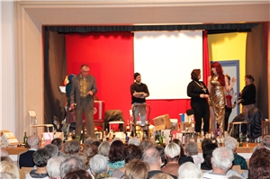 Theaterstück Alkohol in Augsburg - 2 Das Theaterensemble „…gegenSatz“ aus Kempten, eine Amateurtheatergruppe, spielte das Stück „Alkohol“ von Edina Meizel im Großen Saal des Augsburger Kolpinghauses für rund 100 Caritassammlerinnen und –sammler. Dazu hatte der Caritasverband für die Diözese Augsburg e. V. über die Pfarreien im gesamten Bistum eingeladen.