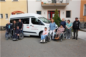 Ulrichsheim - Neuer Kleinbus - 2 Die Bewohnerinnen und Bewohner des Ulrichsheimes der Caritas-Wohnstätten freuen sich über ihren neuen Transportbus mit Hebebüne. Unter ihnen ist auch Edith Böhringer (4.v.re.) und Einrichtungsleitung Gudrun Finkel (5.v.re.).