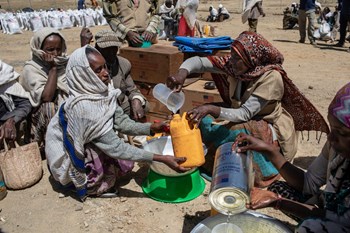 Das Foto zeigt eine Hilfsaktion der amerikanischen Caritas in Tigray, ein Jahr, bevor der Krieg begann. Schon damals waren viele Einwohner_innen auf humanitäre Hilfe angewiesen, heute sind es fünf Millionen Hilfsbedürftige. Doch die Menschen im Kriegsgebiet sind momentan nur schwer zu erreichen.  