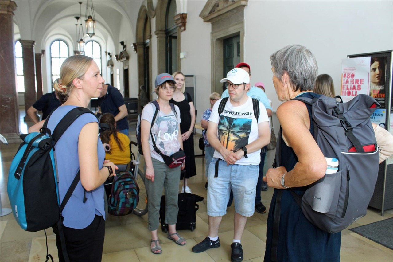 Das Foto zeigt die Gruppe, die an der inklusiven Stadtführung teilnahmen. 