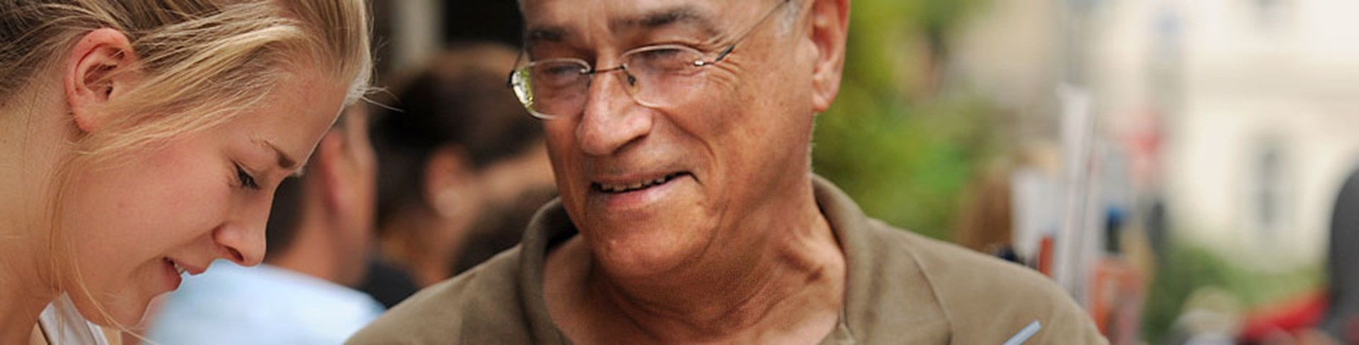 Junge Frau mit älterem Herrn