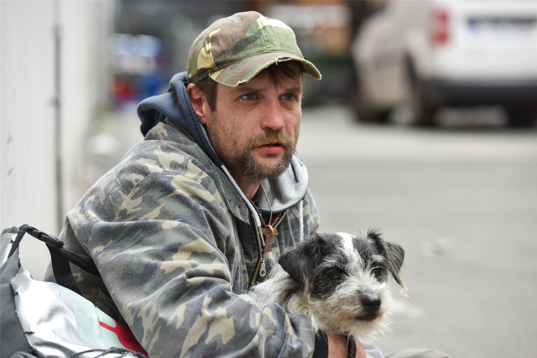 Wohnungsloser Mann mit Hund