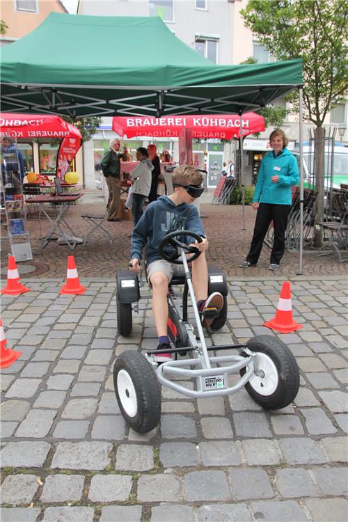 Dieser 13-jährige Junge wollte es wissen, wie es sich unter dem Eindruck der Rauschbrille, die 0,8 Promille simulierte, Go-Kart fahren lässt.