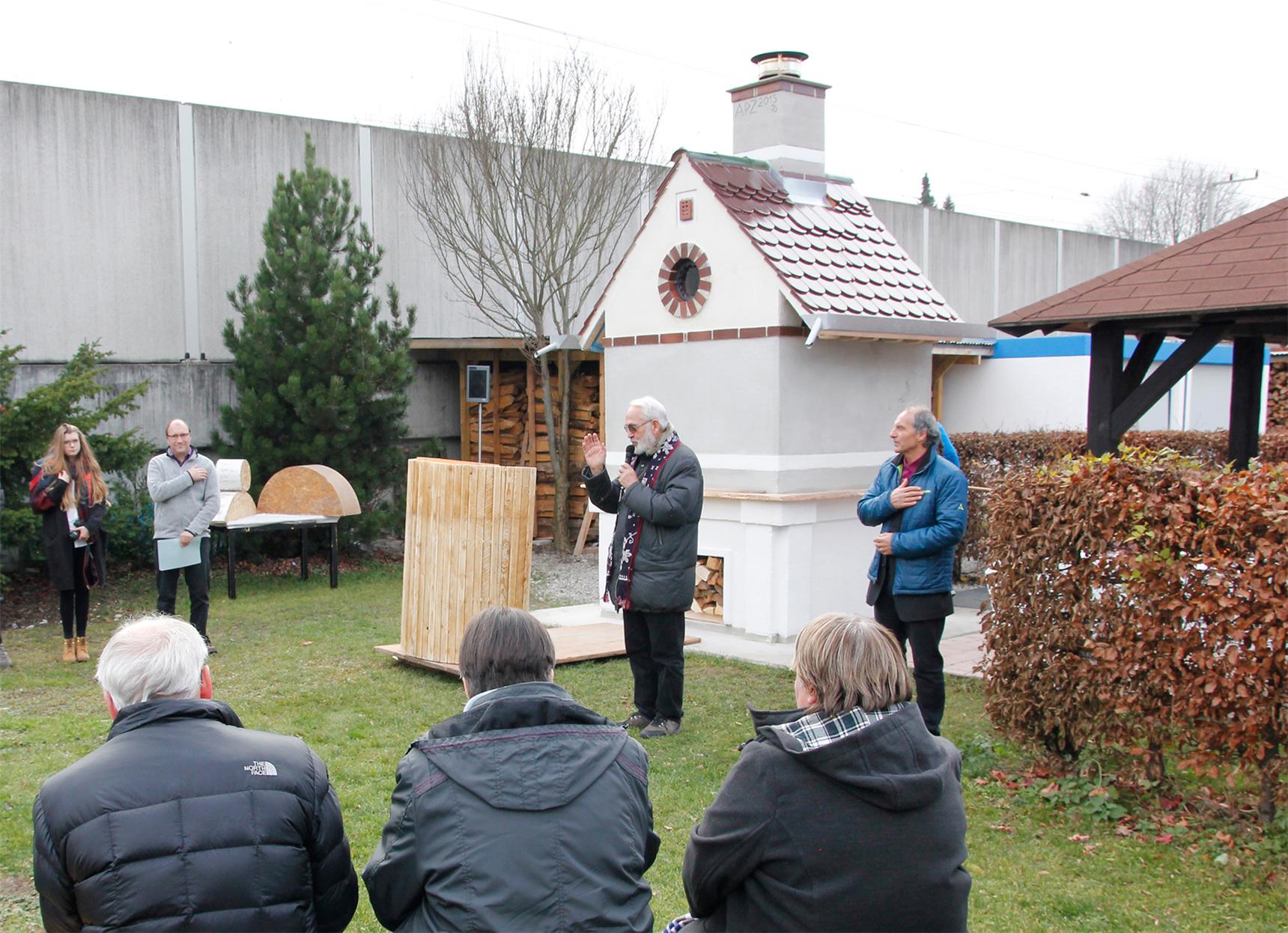 Pfarrer Karl Mair, 1. Vorsitzender des Augsburger Caritasverbandes (Mitte), segnete das Holzbackofenhäuschen sowie alle Besucher und Gäste