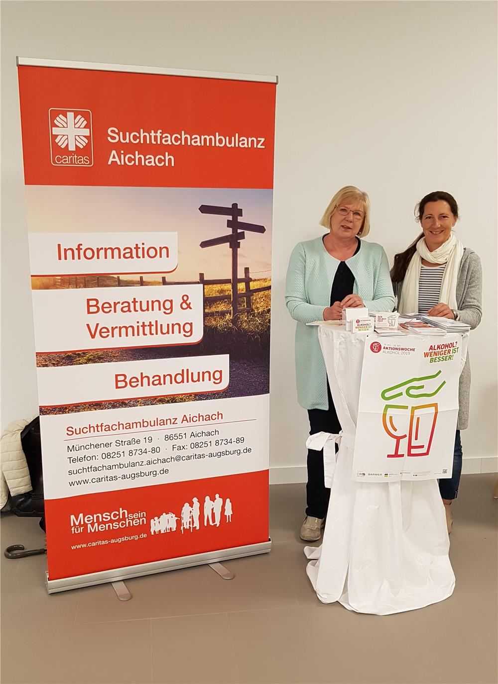 Monika Heitzinger-Furchner (li.) und Kerstin Kastenhofer (re.) warben im Aichacher Krankenhaus für die Angebote der Caritas-Suchtfachambulanz in Aichach und Friedberg.