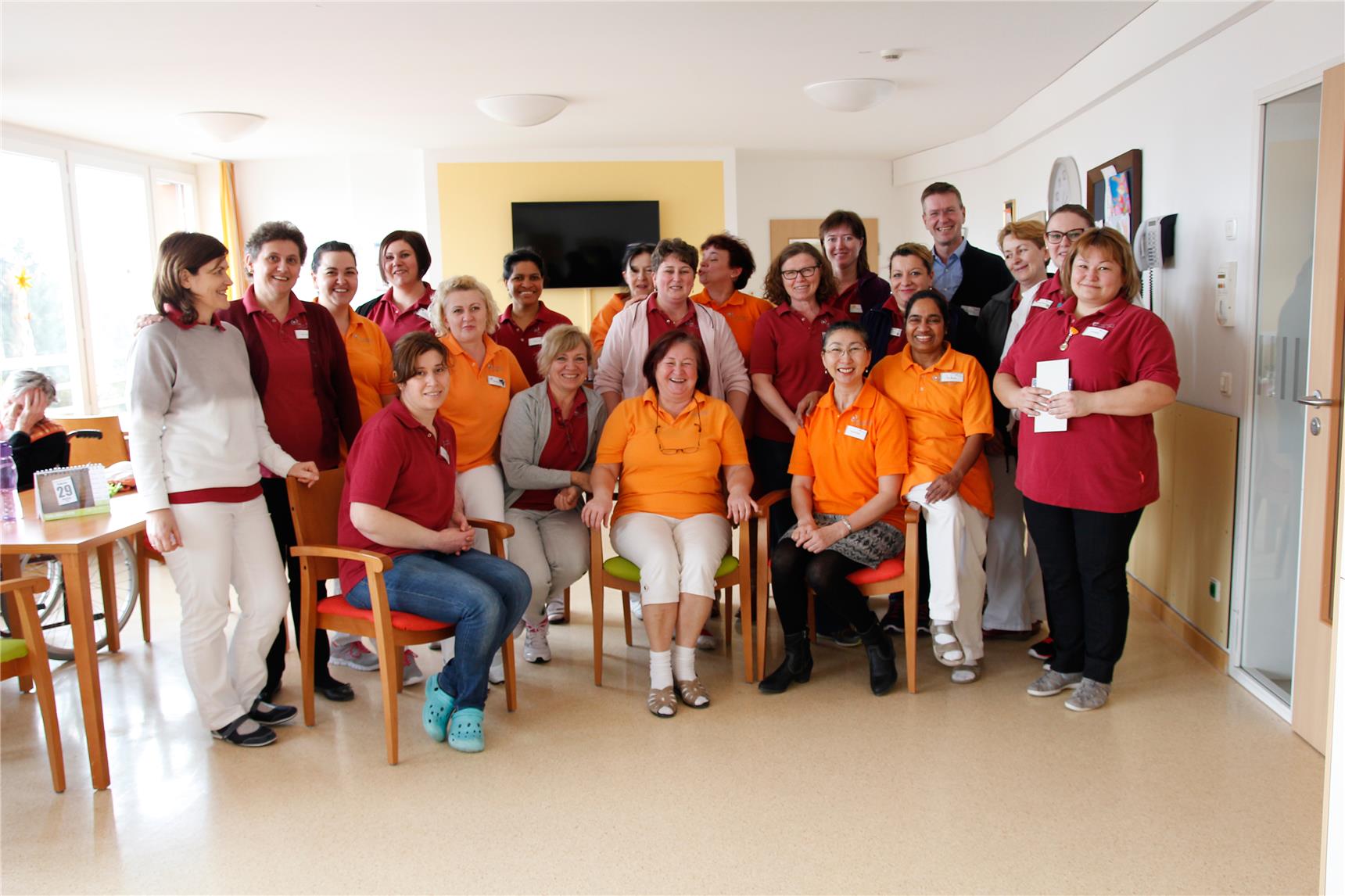 Andreas Bader (4.v.re in der letzten Reihe), Einrichtungsleiter des Caritas-Seniorenzentrums St. Raphael der CAB Caritas Augsburg Betriebsträger gGmbH, und ein Teil seines Multi-Kulti-Pflegeteams.