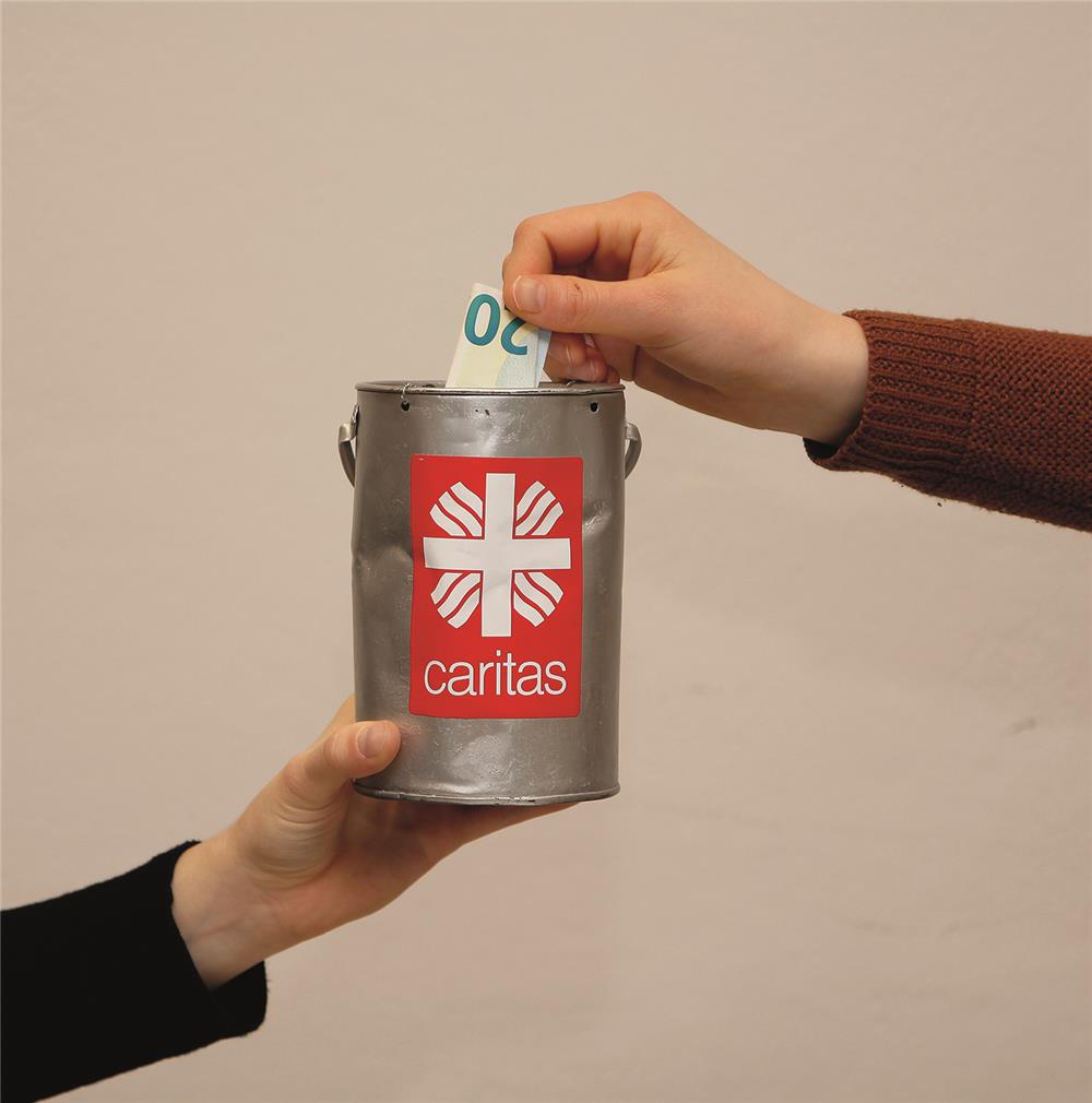 Caritassammlung mit der Opferbüchse. 