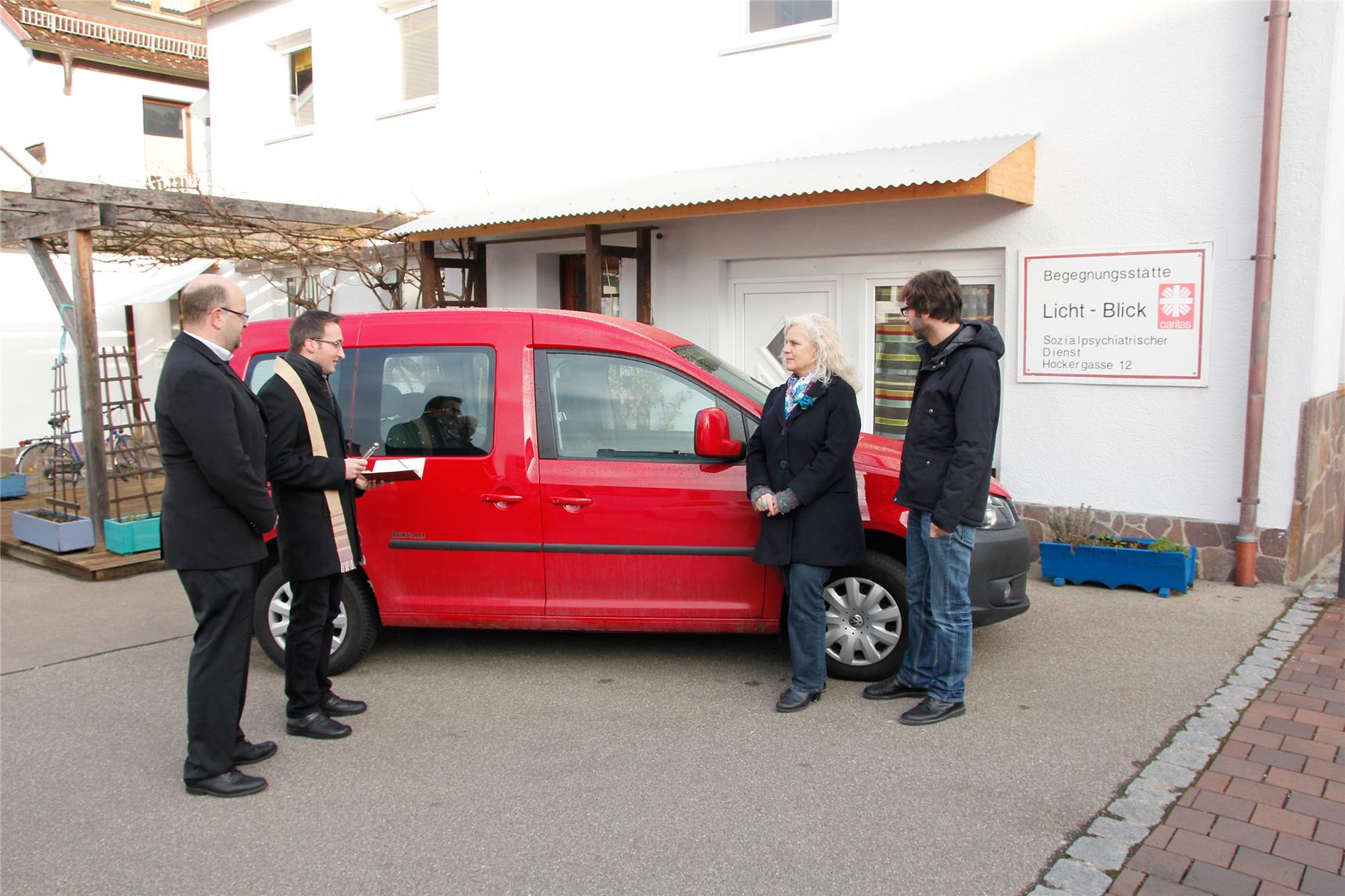 Pfarrer Christoph Wasserrab (2.v.li.) segnete den „Caddy“ der Caritas-Begegnungsstätte Licht-Blick in Günzburg. 