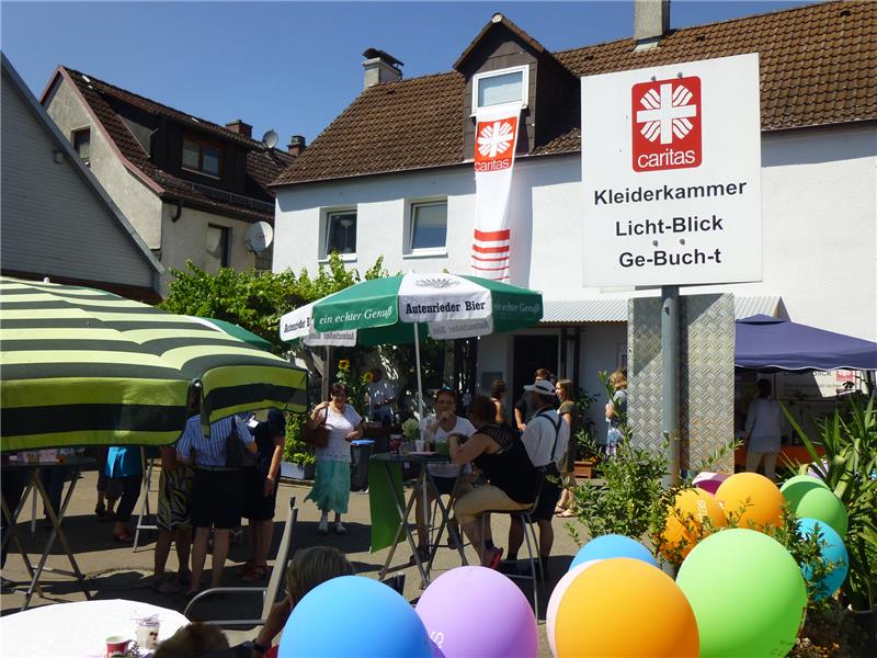 Bei strahlendem Sonnenschein feierten die Gäste, Klienten, Angehörige, Ehrenamtliche das zehnjährige Bestehen der Begegnungsstätte Licht-Blick der Caritas in Günzburg.