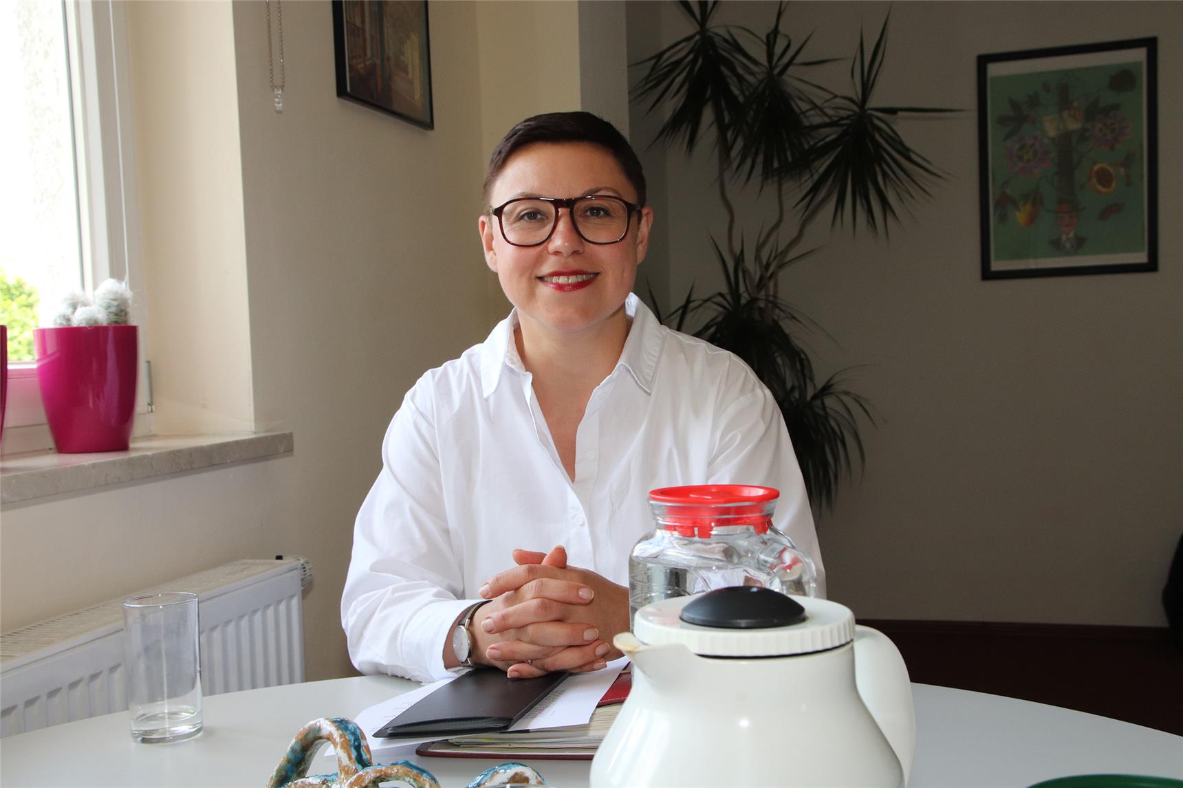 Das Foto zeigt Frau Marta Budna-Lamla, die neue Leitung der Caritas-Suchtfachambulanz in Aichach. 