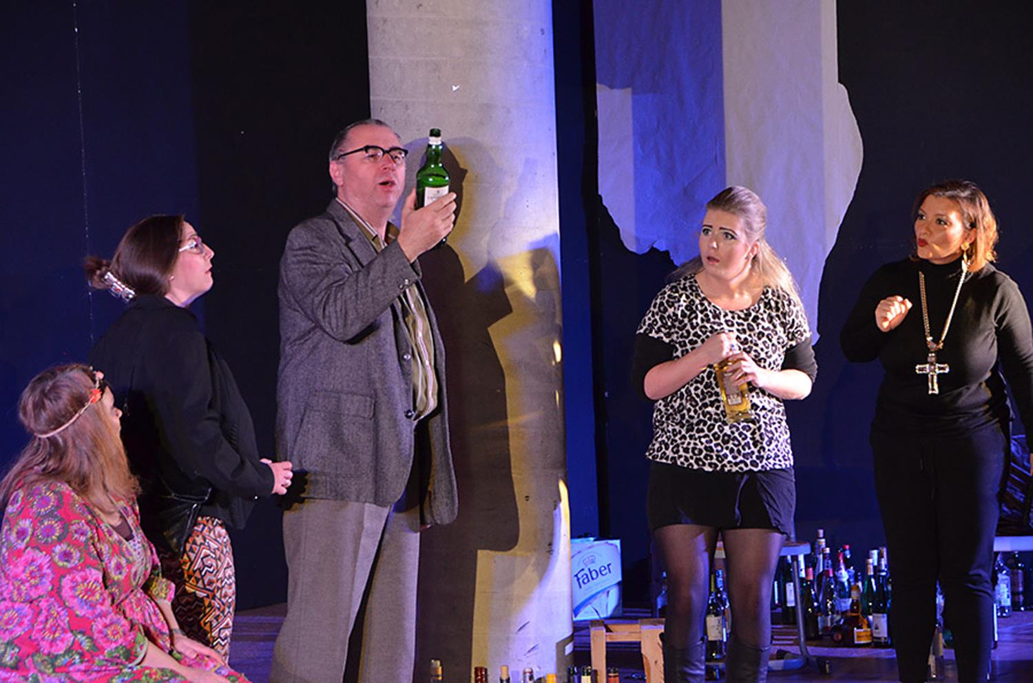 Bühnenszene aus dem Stück 'Alkohol', das in Kempten im Theatersaal des Kolpinghauses am 14. und 15. Mai 2017 im Rahmen der Aktionswoche Alkohol aufgeführt werden wird. 