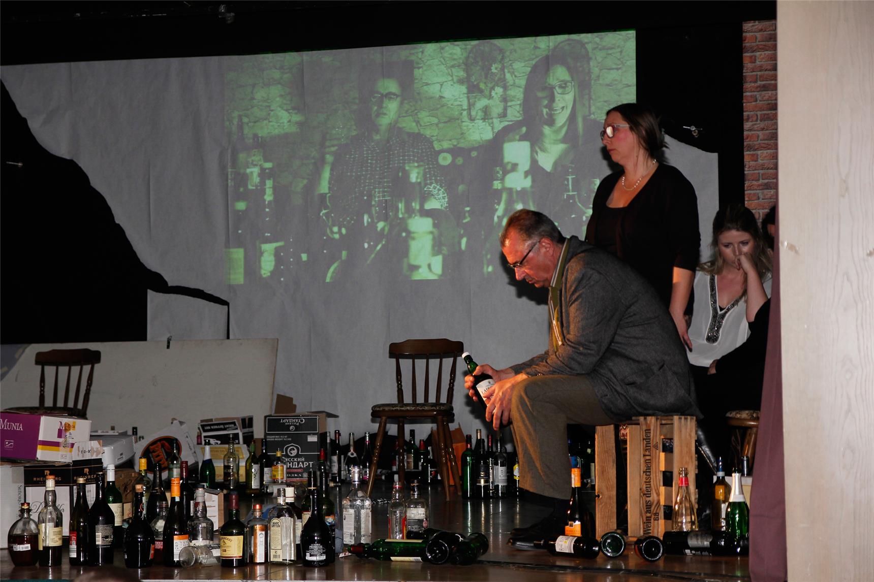 Eddy und Magda (vorne und im Film) wird im Film ihr Leben als Spiegelbild vorgehalten.