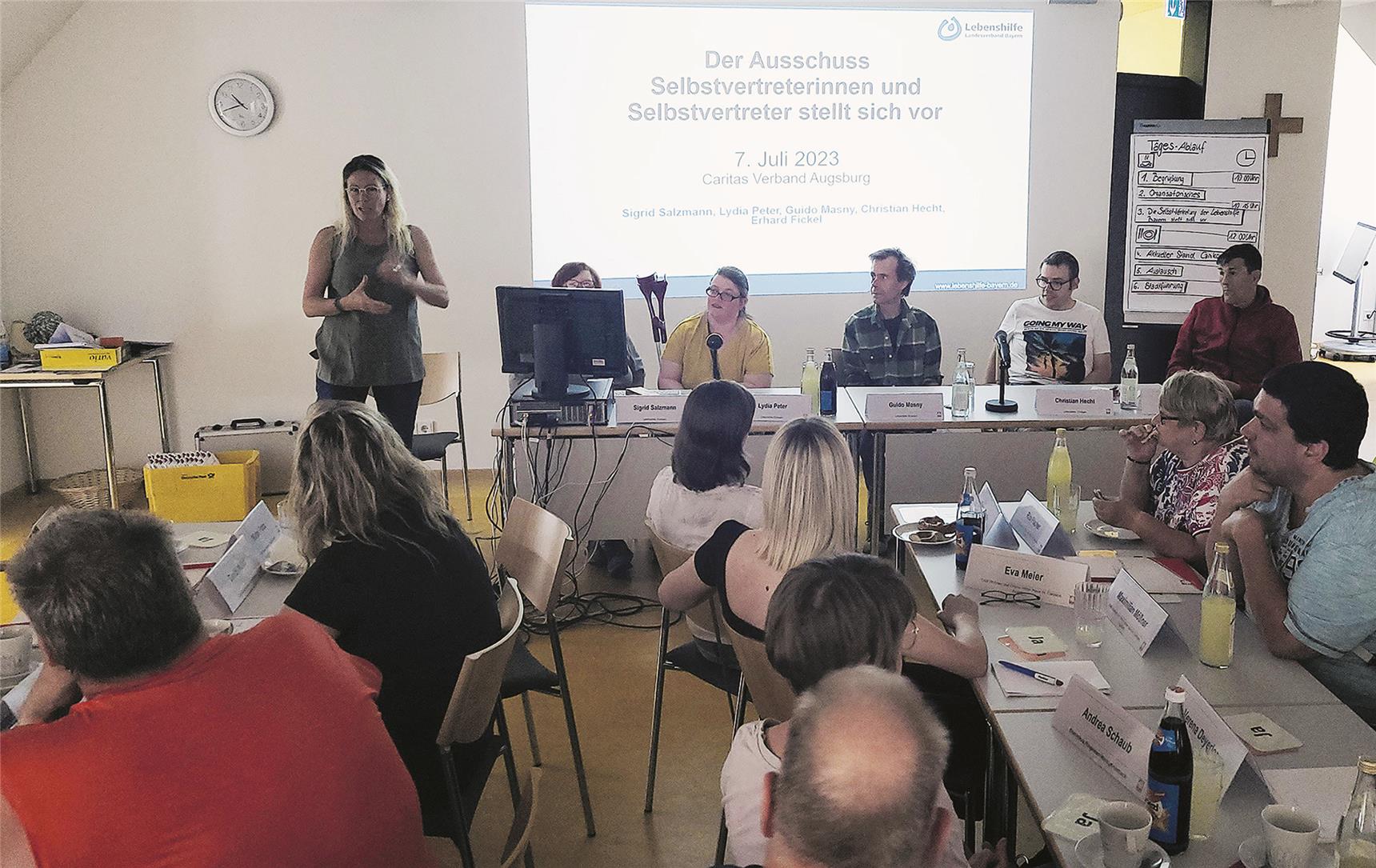 Das Foto zeigt die Vertreter*innen des Landesausschusses des Lebenshilfe-Landesverbandes Bayern e. V. im Caritas-Haus in Augsburg.