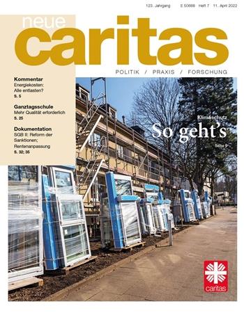 Das Bild zeigt die Titelseite der Zeitschrift neue caritas - Ausgabe 07 / 2022 . Man sieht darauf bereitgestellte neue Fenster zum Einbau in einen Wohnblock.