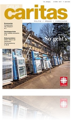 Neue Caritas 07/2022 Das Bild zeigt die Titelseite der Zeitschrift neue caritas - Ausgabe 07 / 2022 . Man sieht darauf bereitgestellte neue Fenster zum Einbau in einen Wohnblock.