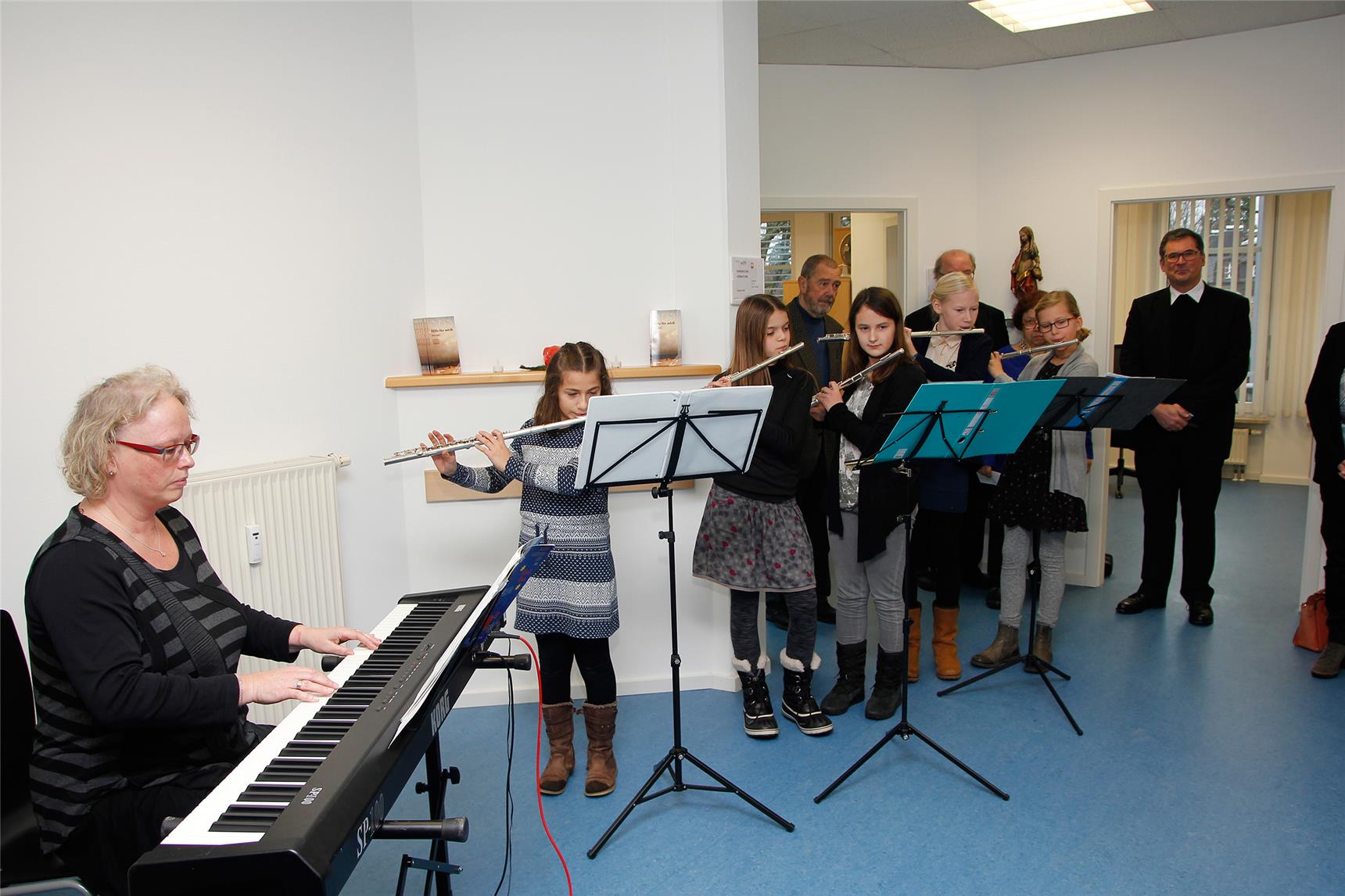 Die Querflöten-Gruppe der Maria-Ward-Realschule Lindau unter der Leitung der Musiklehrerin Andrea Müller sorgte für eine gute Stimmung bei der Einweihungsfeier.
