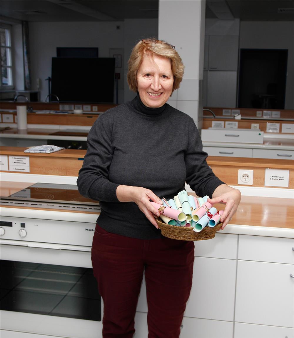 Jadranka Tomisc hielt die Rezepte für Schokoladen- und Kokosmakronen, Butterkekse und Vanillekipferl bereit. In der Küche des Katholischen Frauenbundes machten sich dann alles gemeinsam ans Werk.