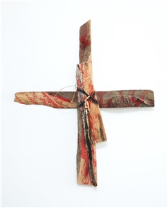Kreuz Das Bild zeigt ein Kreuz gestaltet aus Holzbalken, angestrichen mit roter Farbe, um an die Wunden Jesu am Kreuz zu erinnern. Das Kreuz hat die Caritas-Mitarbeiterin Michaela Ständer geschaffen.