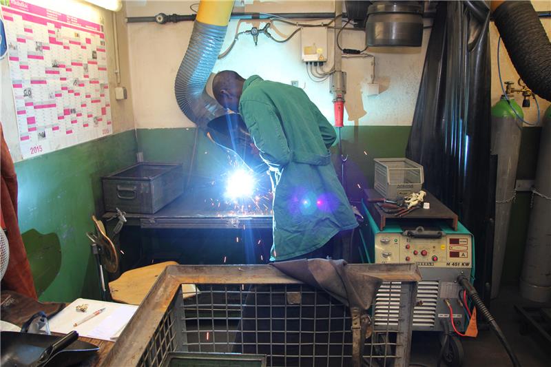 Magueye Ndour bei Schweißarbeiten.