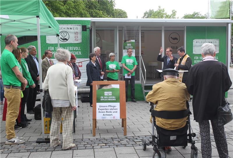 Mit einem Gottesdienst eröffneten Diözesan-Caritasdirektor Andreas Magg (rechts) und Pfarrer Fritz Graßmann, Theologischer Vorstand des Diakonischen Werkes Augsburg (DWA), gemeinsam die Veranstaltung am Pflegetruck.
