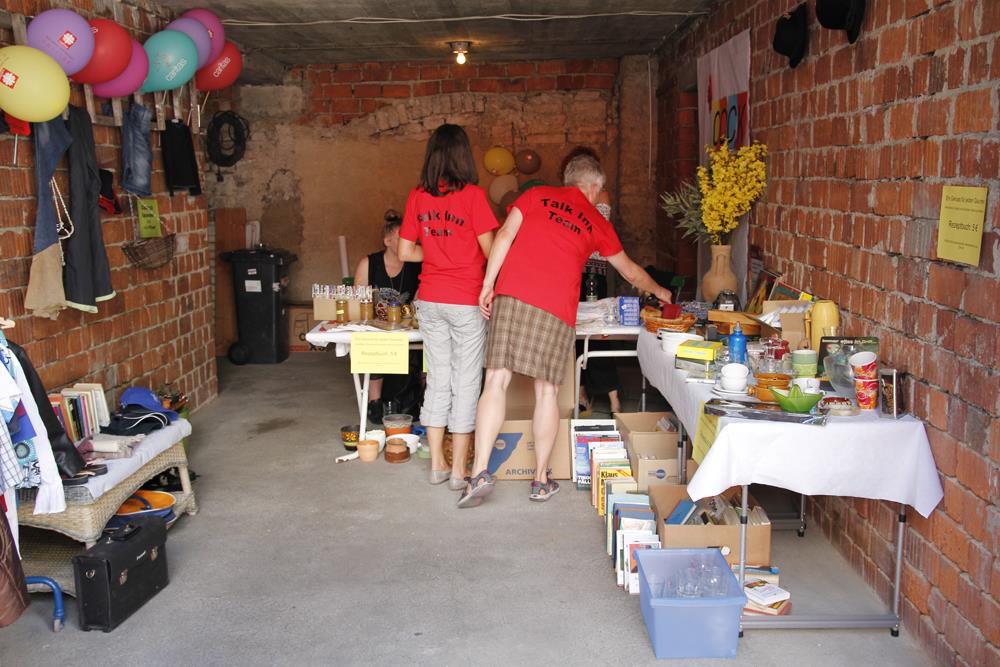 Der Flohmarkt in der Garage von Talk Inn.