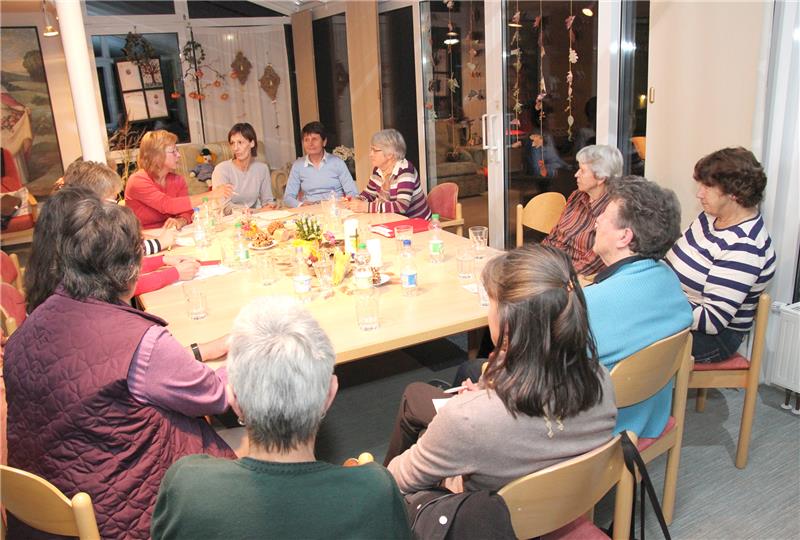 Regelmäßig treffen sich die ehrenamtlichen Mitarbeiterinnen der Caritas-Begegnungsstätte St. Elisabeth der Ambulanten Krankenpflege Unterallgäu gGmbH in Ottobeuren mit der Leitung, den beiden Hauptamtlichen“, den Pflegefachkräften Christiane Kramer und Irene Knittel (Am Tischende li. bzw. Mitte) und der Leitung der Caritas-Begegnungsstätte Elke Kunze zur Dienstbesprechung und zum Austausch. Foto: Caritas.