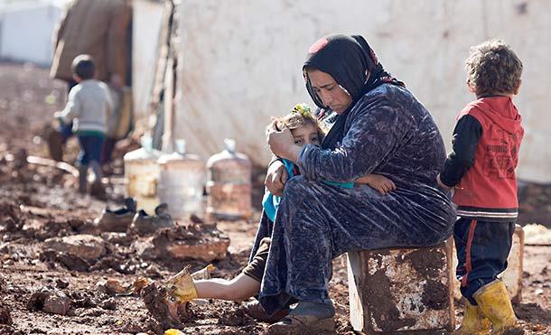 Syrische Flüchtlingsfrau in einem Zeltlager in der Bekkaebene im Libanon